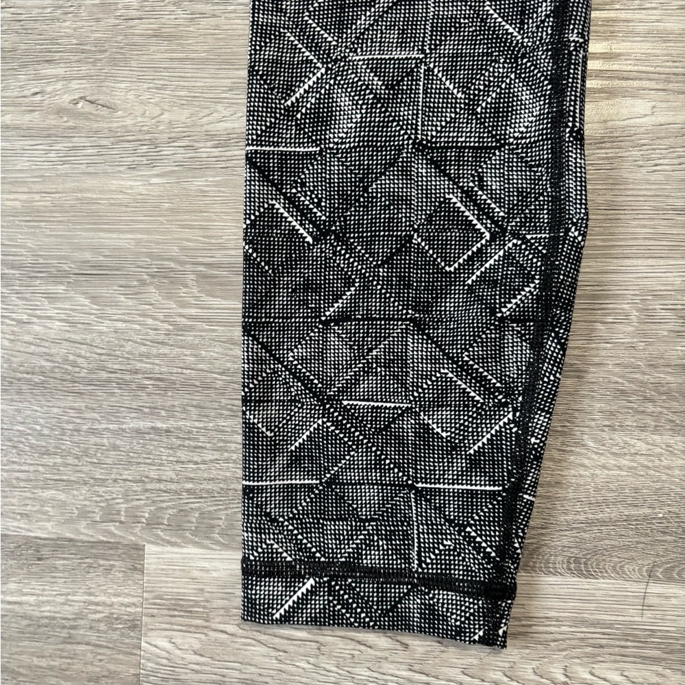 Lululemon Wunder Under Hi-Rise 7/8 Tight (Full-On Luxtreme 25") - Size 6 - Picture 3 of 16